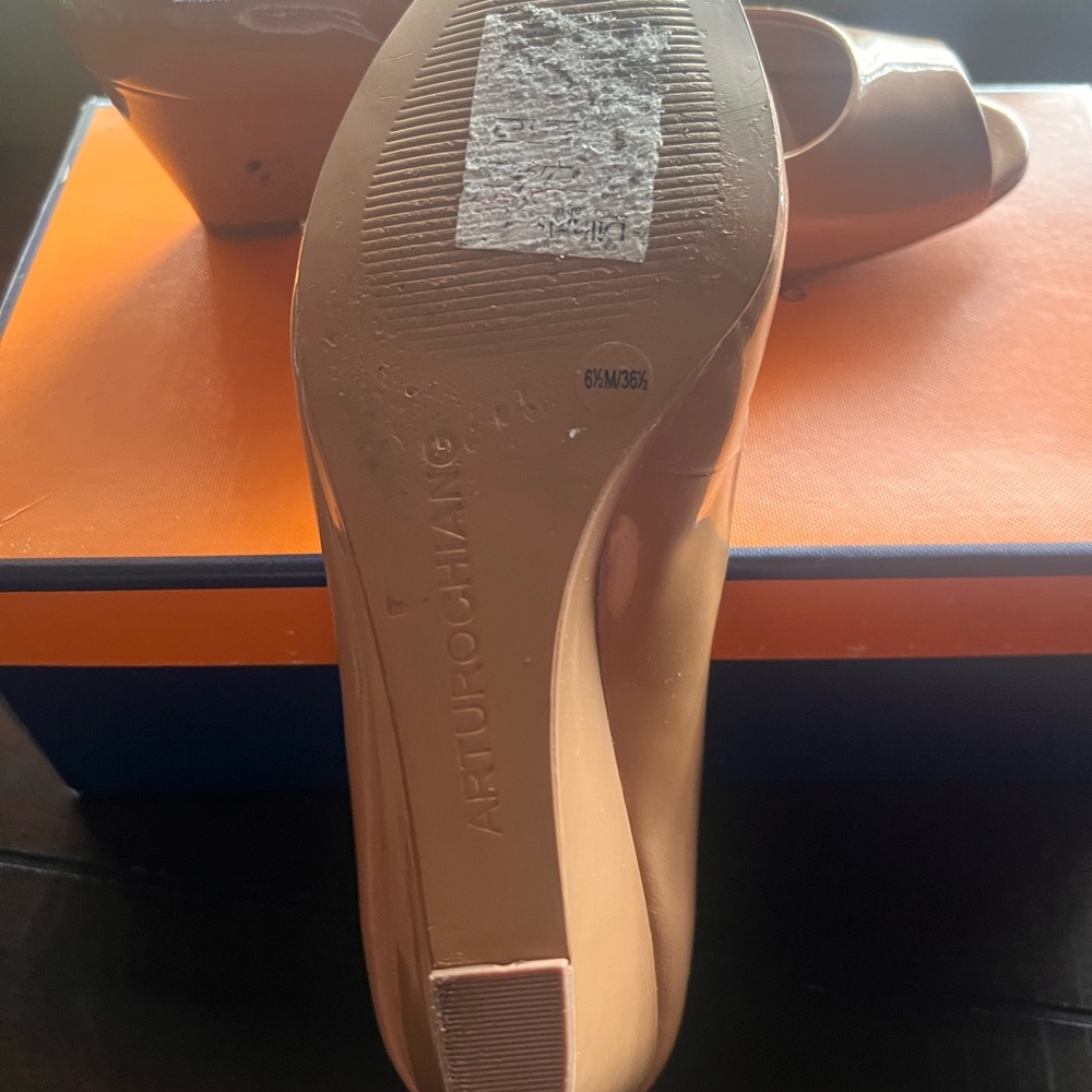 Arturo Chiang Women's Beige Heels